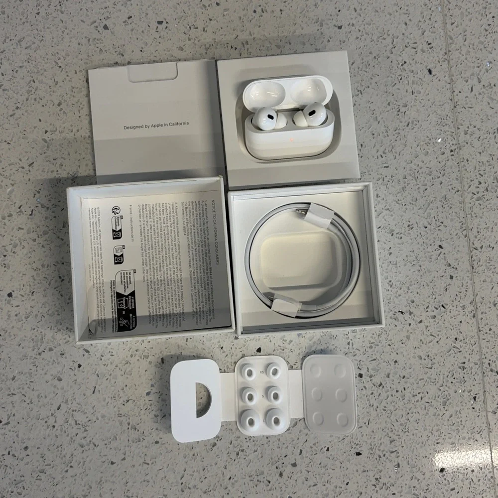 Apple AirPods Pro with White Charging Case. No scratches. Proctor case included